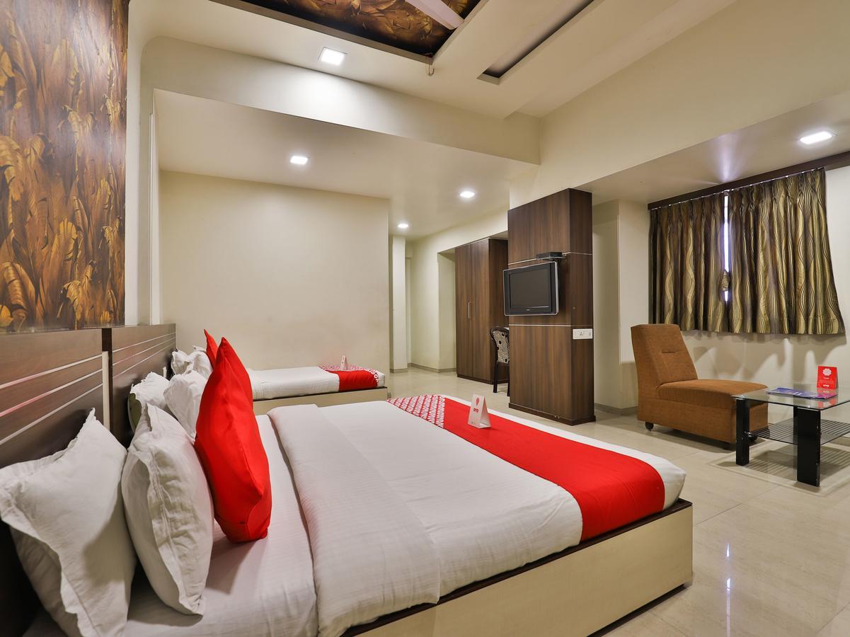 Hotel Ostria Surat Exteriör bild