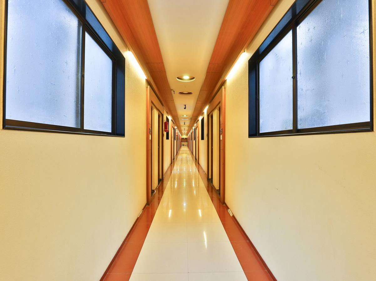 Hotel Ostria Surat Exteriör bild