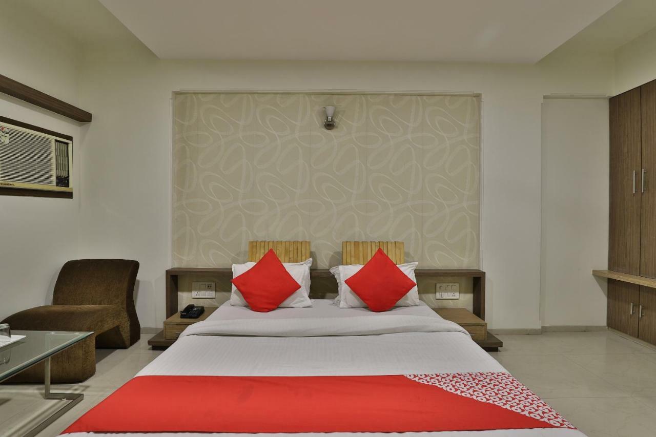 Hotel Ostria Surat Exteriör bild