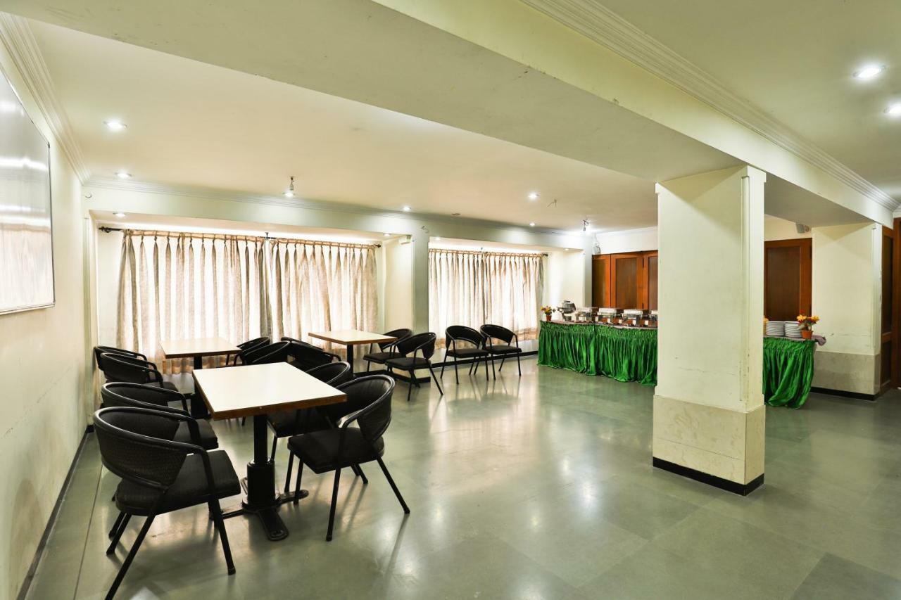 Hotel Ostria Surat Exteriör bild