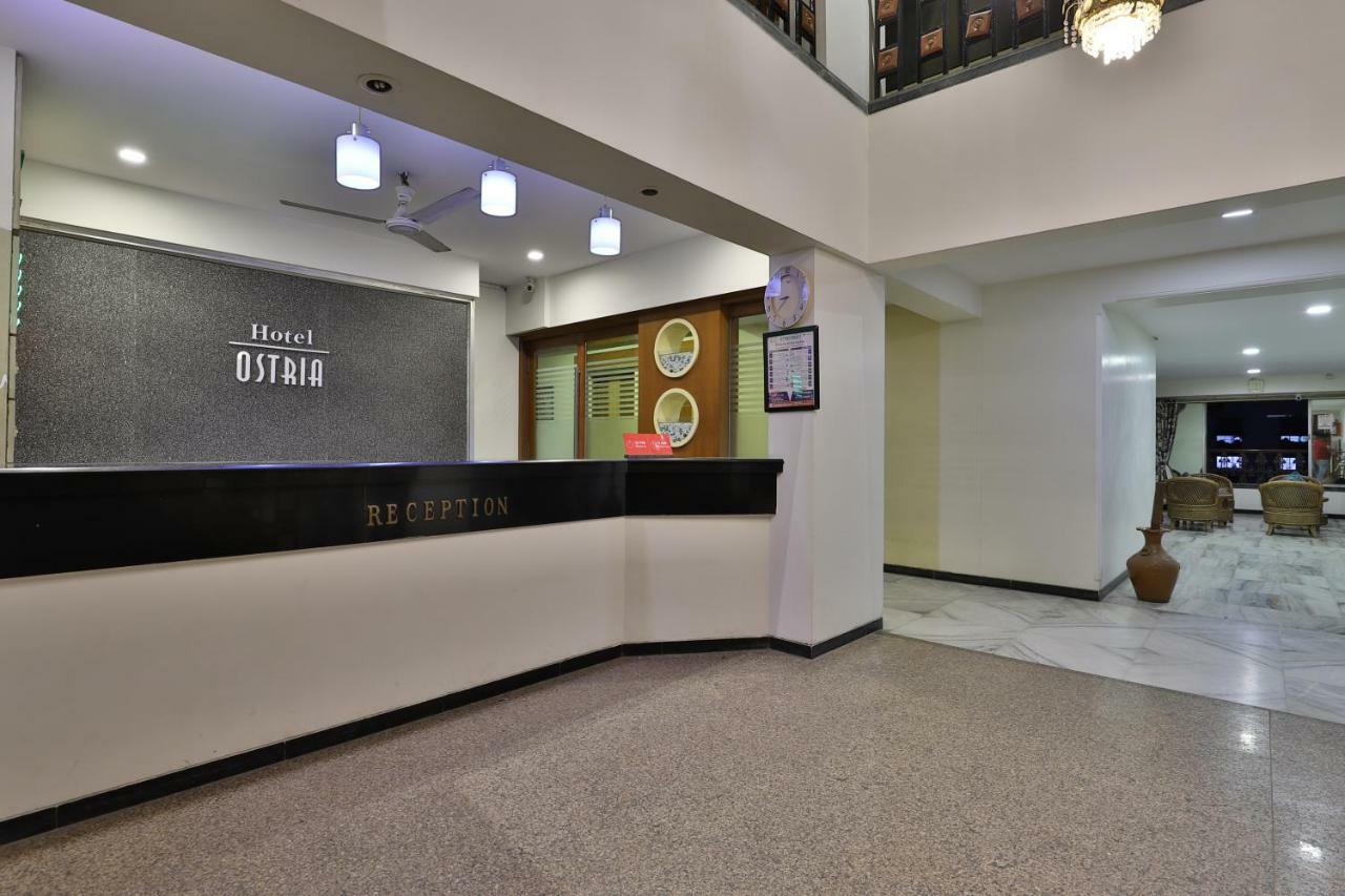 Hotel Ostria Surat Exteriör bild