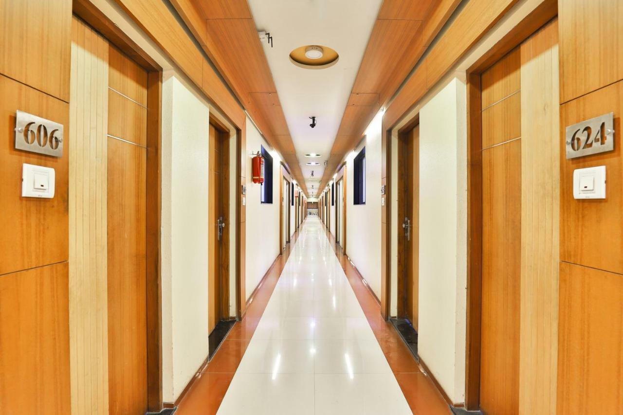 Hotel Ostria Surat Exteriör bild