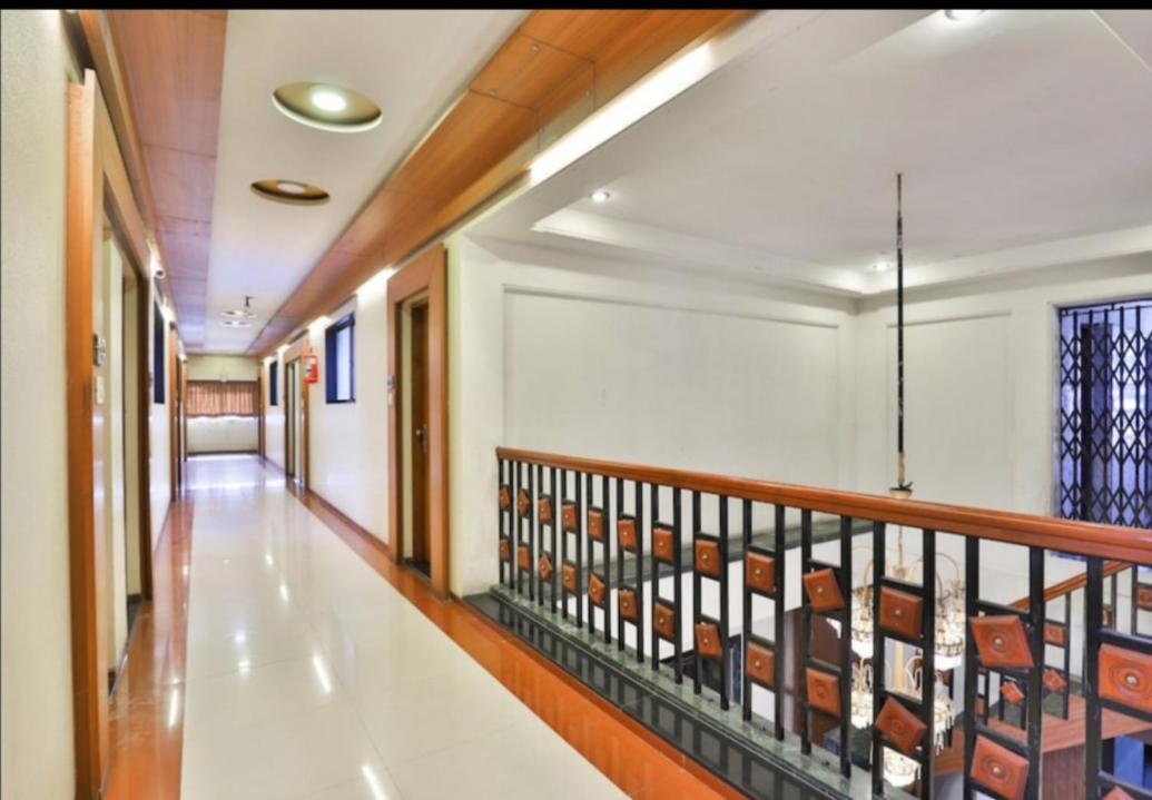 Hotel Ostria Surat Exteriör bild