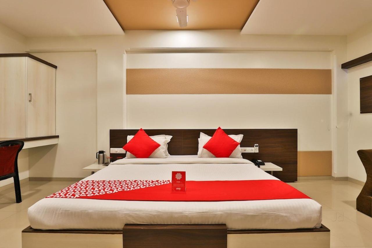 Hotel Ostria Surat Exteriör bild
